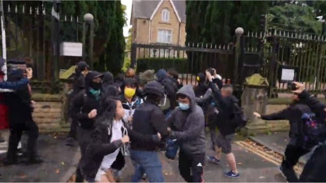 一段視頻截圖顯示了領事館外的混亂場面。