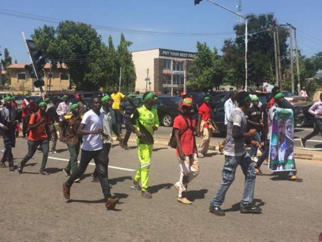 Shiite protest for Abuja: Gunshots, teargas fire dey scata Wuse 2