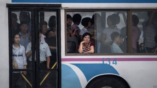 उत्तर कोरिया में एक बस में बैठे यात्री