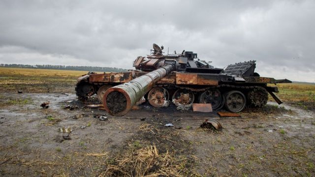 Российский танк в районе Купянска, освобожденного украинскими войсками