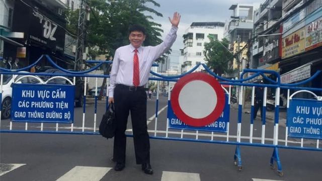 Luật sư Trần Vũ Hải đến dự phiên tòa hôm 13/11