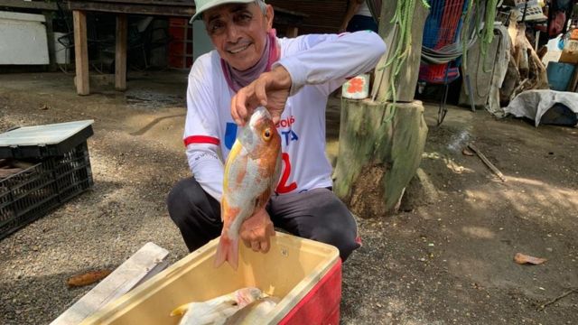 Un costarricense vende pescado