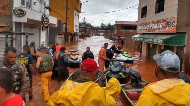 Corpo de Bombeiros realizam resgate de moradores em Nova Lima, cidade de Minas Gerais atingida pelas chuvas