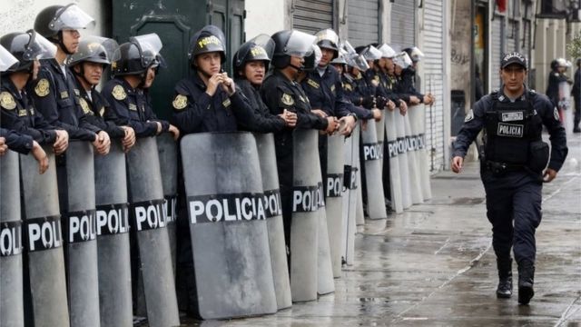 Polic'ia en el exterior del Congreso