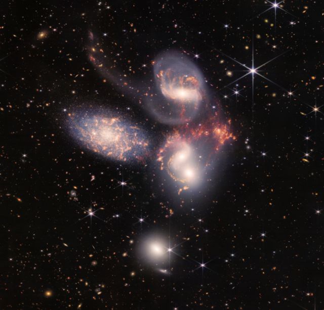 Stephan's Quintet เป็นกลุ่มของกาแล็กซี 5 แห่ง ที่ตั้งอยู่เบียดชิดกันมาก