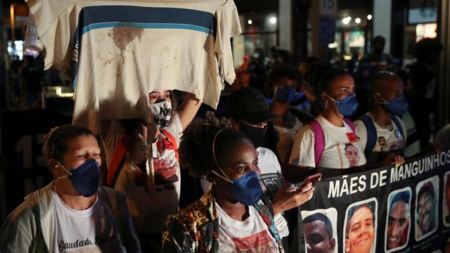 Des militants du mouvement noir protestent contre le racisme et la violence policière à Rio de Janeiro.