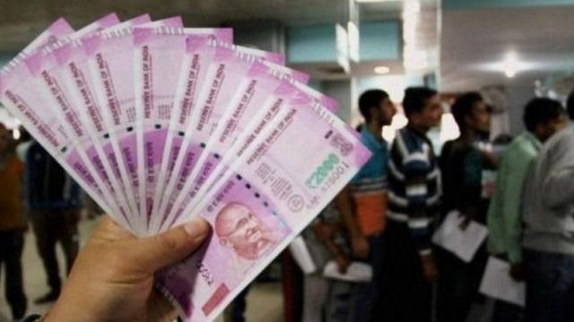 बैंकों में अब भी कतार