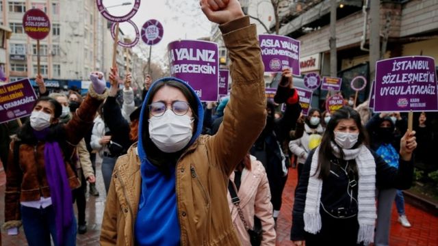احتجاجات على انسحاب تركيا من اتفاقية اسطنبول لمناهضة العنف الأسري