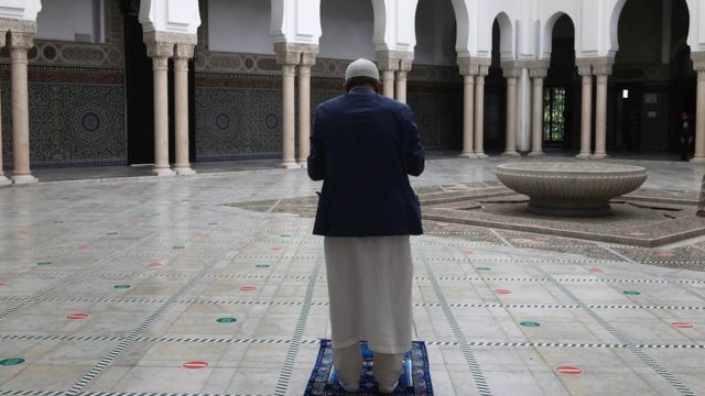 مصل في مسجد باريس الكبير