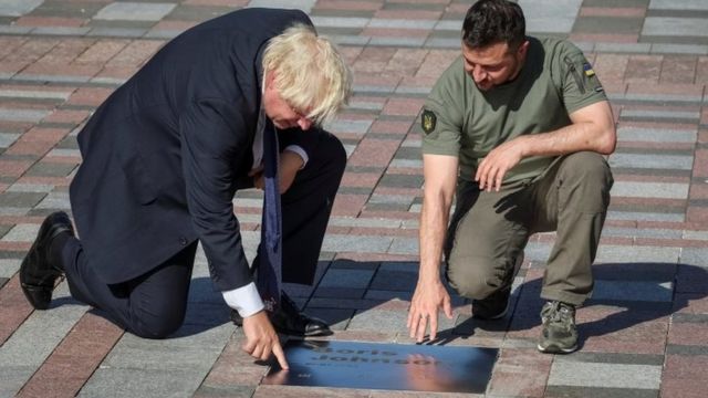 Ukraine's President Volodymyr Zelensky and British Prime Minister Boris Johnson unveil a plaque with Mr Johnson's name on the Alley of Bravery