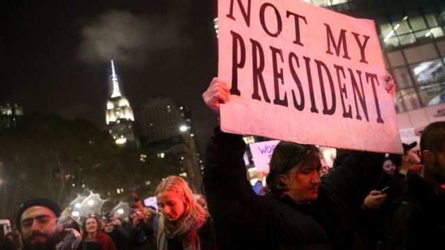 ニューヨーク中心部の「トランプ・タワー」周辺に集まった抗議デモ参加者