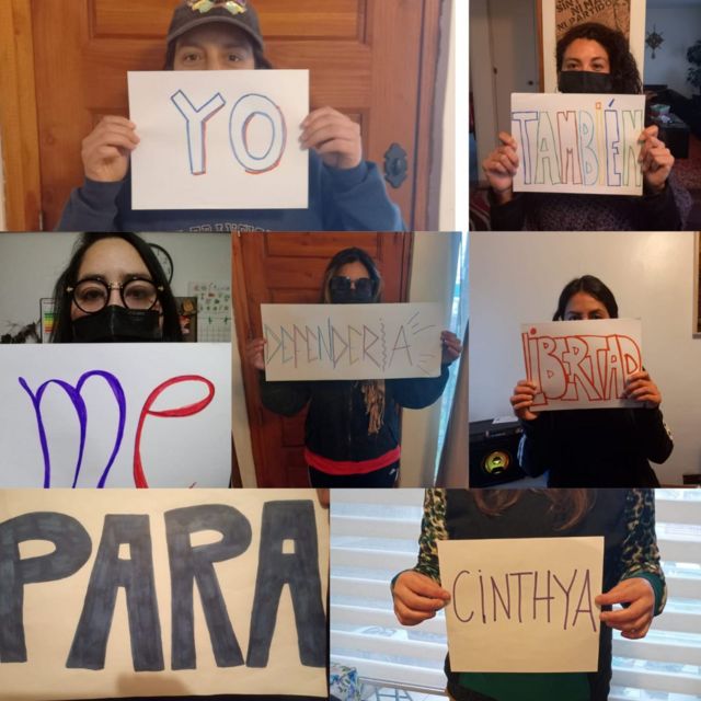 Las mujeres sostienen carteles que deletrean en español: "Yo también me defendería, libertad para Cynthia"