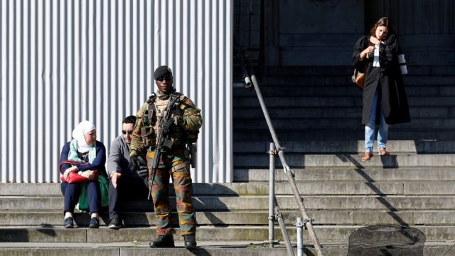 Militar faz a segurança do Palácio da Justiça belga, onde suspeitos de ligação com célula extremista são julgados