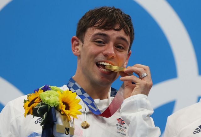 Olímpicos de Tokio: Tom Daley, el niño prodigio de los clavados que logró la medalla de oro en sus cuartos Juegos - BBC News Mundo