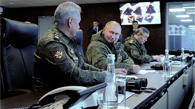 Le président russe Vladimir Poutine a souri et plaisanté avec le ministre de la Défense Sergueï Choïgou