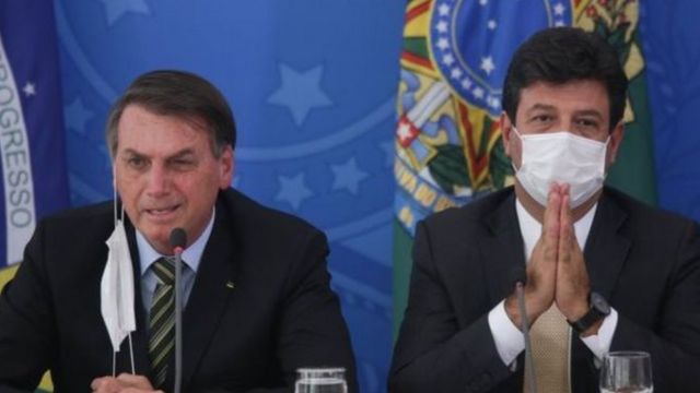 رئيس البرازيل مع وزير الصحة المستقيل