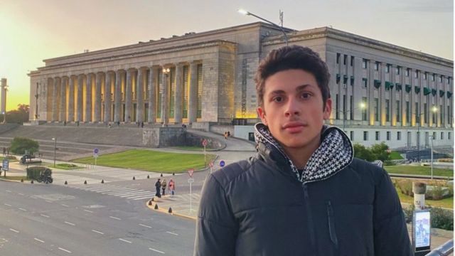 Diogo Alves Schmidt frente al edificio de la Facultad de Derecho de la UBA en Buenos Aires. 