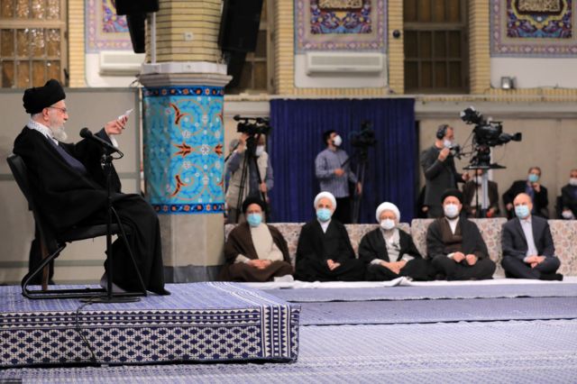 علی خامنه‌ای از سوی مخالفان متهم است که به مانع اصلی بر سر راه تغییر مسیر جمهوری اسلامی تبدیل شده است