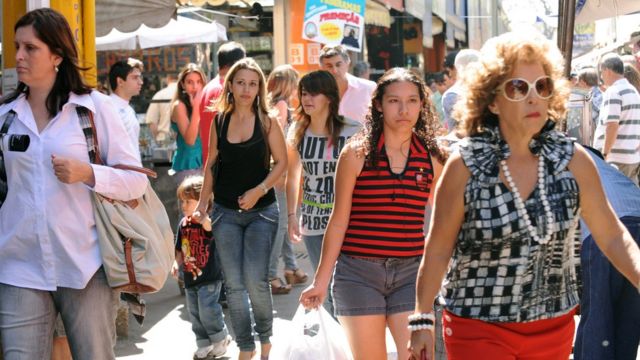 Mulheres caminhando em rua brasileira, em foto de arquivo