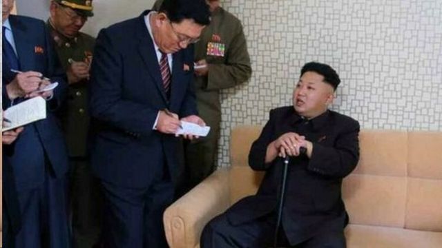 در اکتبر سال ۲۰۱۴ روزنامه رودونگ سینمون، چاپ کره شمالی، تصاویر متعددی از رهبر کره شمالی را در حالیکه عصا در دست داشت منتشر کرد