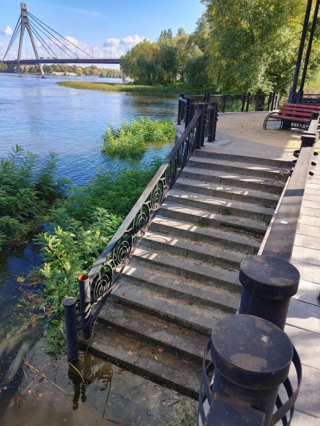 У Дніпрі піднявся рівень води, підтопило Оболонську набережну: фото ...