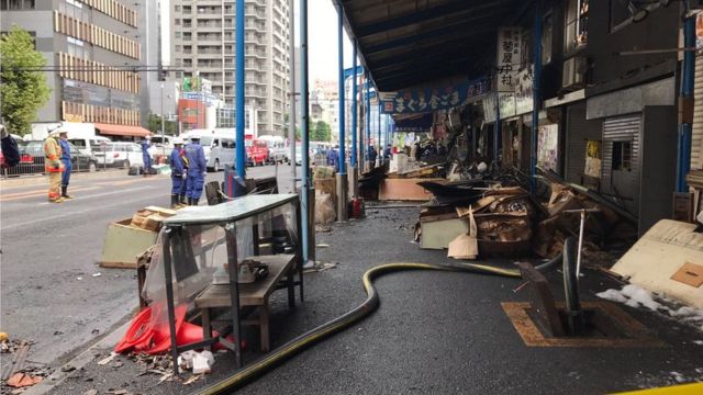 複数の店舗が延焼したが、負傷者の報告はない（4日、東京・築地）