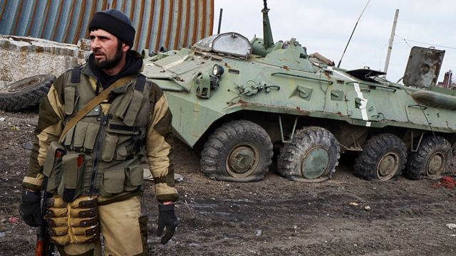 مقاتل شيشاني من الموالين لروسيا يشارك في المعارك في أوكرانيا