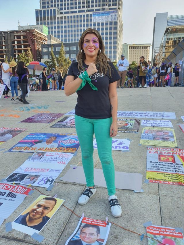 Diana Luz Vásquez durante una de las protestas llamadas "tendederos de deudores".