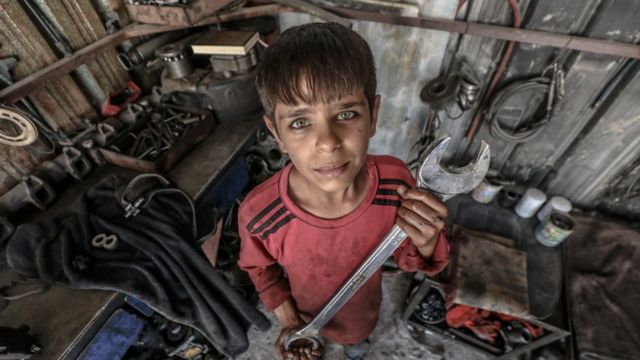 طفل سوري أضطر للعمل لمساعدة أسرته التي شردتها الحرب في اقليم إدلب.