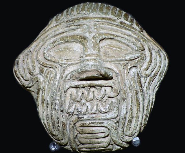 máscara de arcilla con el rostro de Humbaba de la ciudad de Sippar, de la Baja Mesopotamia, hoy en día Irak.