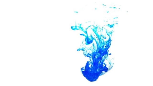 Gota azul en agua