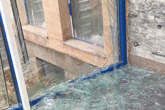 大使館の隣りにある建物ではガラスが割れた