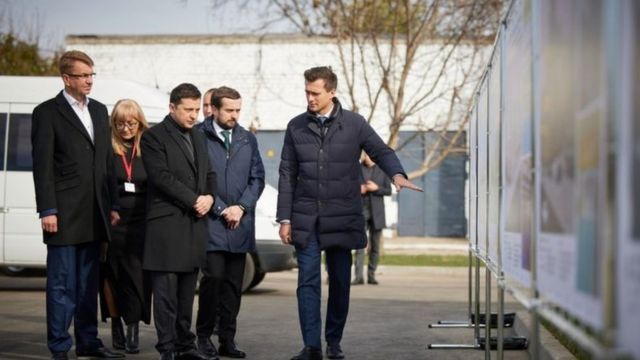 Президент Володимир Зеленський на Черкащині. Праворуч - колишній депутат і губернатор області Олександр Скічко, ліворуч - кандидат у депутати від "Слуг народу" Віталій Войцехівський