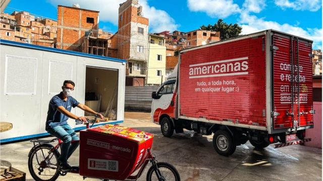 Giva Pereira em bicicleta usada para fazer entregas em Paraisópolis
