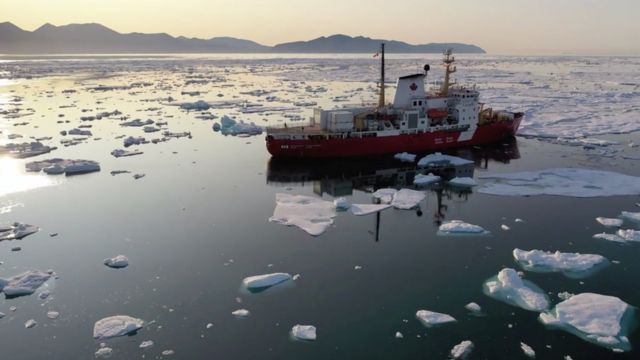 Navio de pesquisa em águas geladas do Atlântico Norte