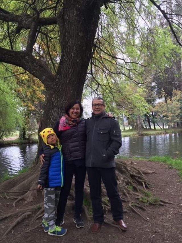 "Mi mamá fue forzada a aceptar que yo sería arrebatada de sus brazos": el drama de los niños robados en Chile en la época de Pinochet 16 María junto a su hermano Cristian y su hijo menor en 2016.