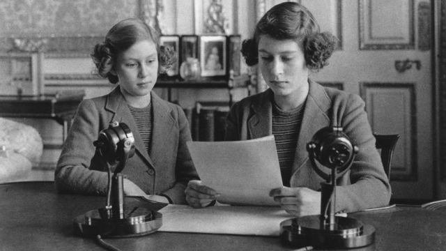 Prensesler Elizabeth (sağda) ve Margareth İkinci Dünya Savaşı sırasında radyodan halka seslenirken