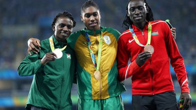 De gauche à droite, Francine Niyonsaba du Burundi, Caster Semenya de l'Afrique du Sud et Margaret Nyairera Wambui du Kenya sur le podium des 800 m féminin au JO de Rio 2016.