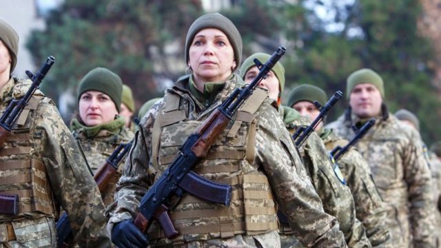 乌克兰女子穿军装参加军训