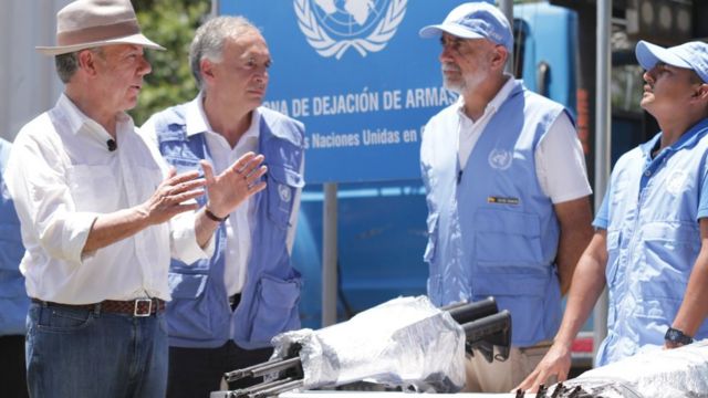 最後の武器引き渡しに立ち会ったサントス大統領（写真左）と国連監視団の関係者（15日、コロンビア）