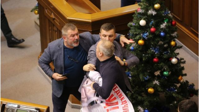 У 2018 Нестор Шуфрич був готовий побитися за плакат, що закликав до суду над Віктором Медведчуком