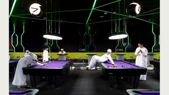 Эмиратские парни играют в бильярд в развлекательном комплексе "Хаб Зеро" торгового центра "Сити Уок". 5 января 2017 г.