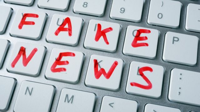 Teclado de computador com a inscrição "fake news"