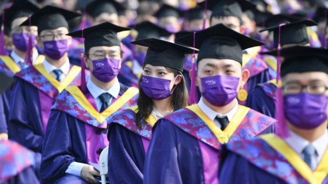 2022年中国高校毕业生1076万人，比去年增加了167万人，是历史上首次突破千万人大关。