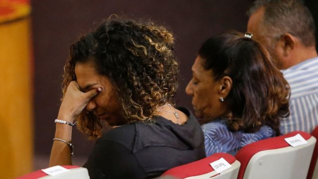 Irmã - que aparece emocionada, com as mãos no rosto - e mãe de Marielle Franco aparecem em destaque durante coletiva de imprensa do MP-RJ