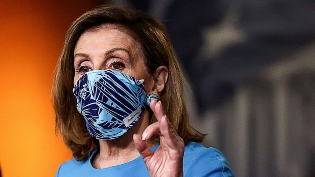Nancy Pelosi, preidenta de la Cámara de Representantes, con mascarilla