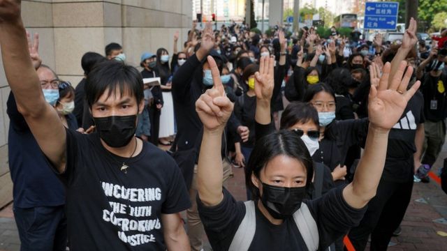3月1日，香港西九龍法院外聚集了人群，支持47名民主派被捕人士。