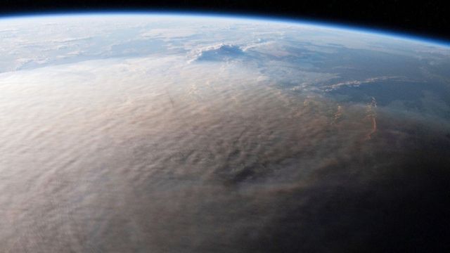 Erupción en Tonga: Foto de una gran nube de cenizas tomada por un astronauta en la Estación Espacial Internaciona.