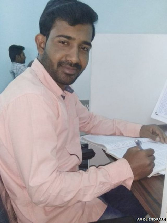 अमोल सध्या लातूरमध्ये शिक्षक भरतीची तयारी करत आहे.