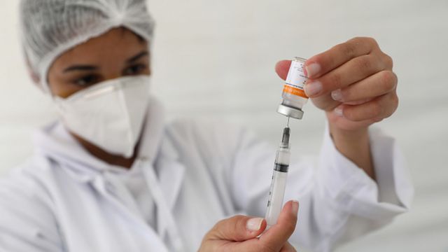 Una enfermera prepara una vacuna contra la covid-19